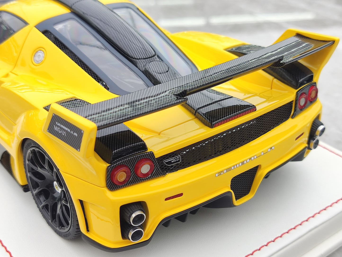 RUNNER 1/18 Ferrari Enzo Yellow Simulation Car Model JN-RNR042