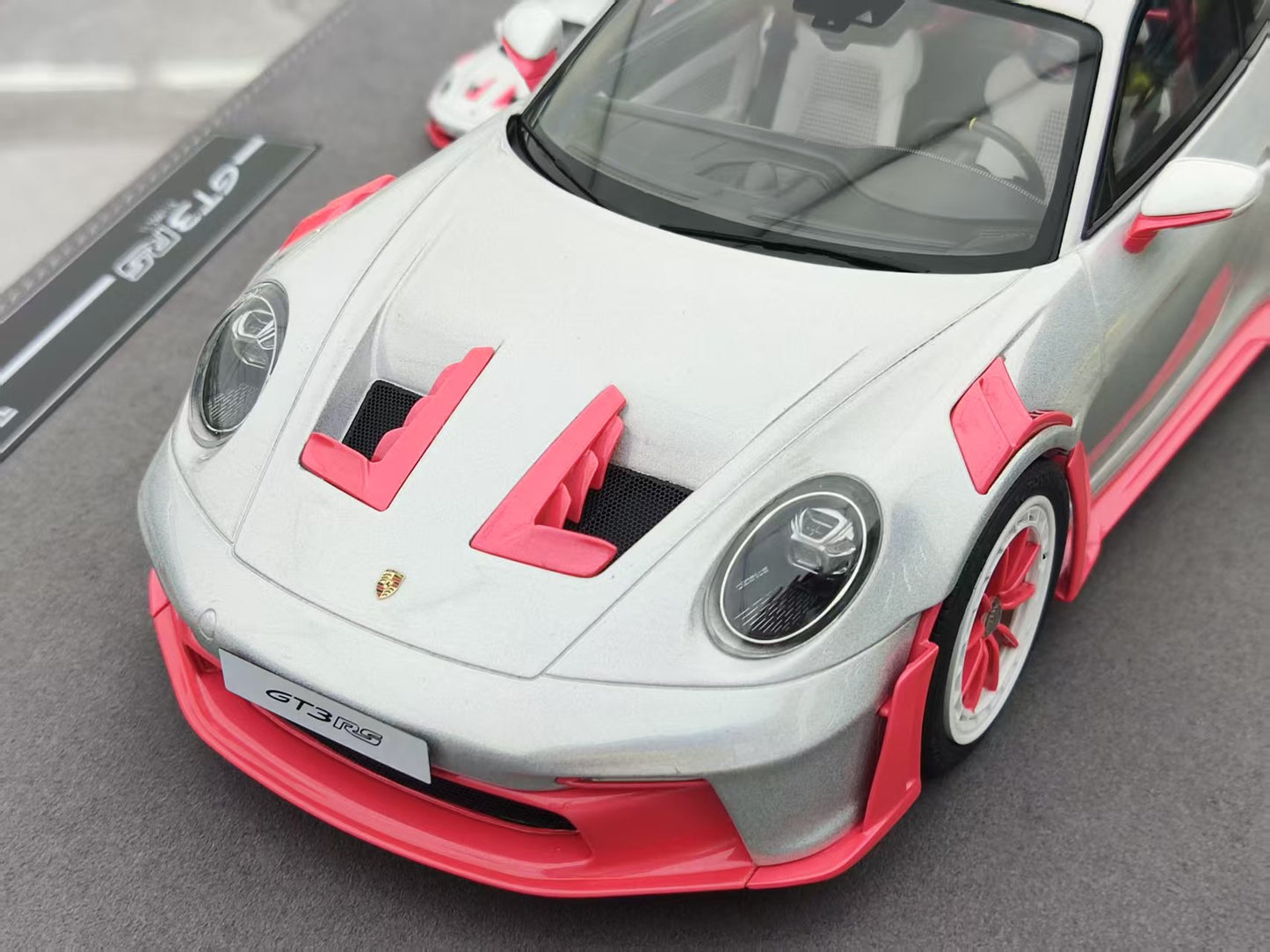 TIMOTHY&PIERRE 1/18 Porsche 911 GT3 RS Sonderwunsch Colorful White/Pink TP186