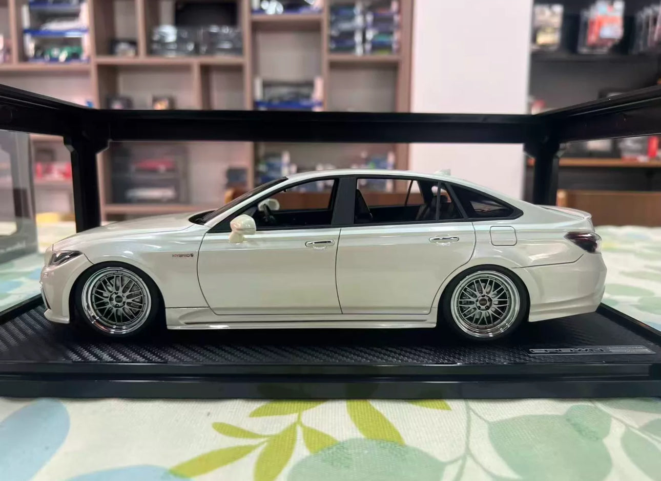 Ignition Model 1/18 Toyota Crown White IG1677