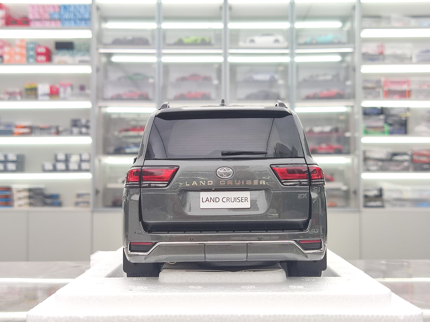 LCD 1/18 Toyota Land Cruiser LC300 ZX Griza Diecast-Modelaŭto LCD111