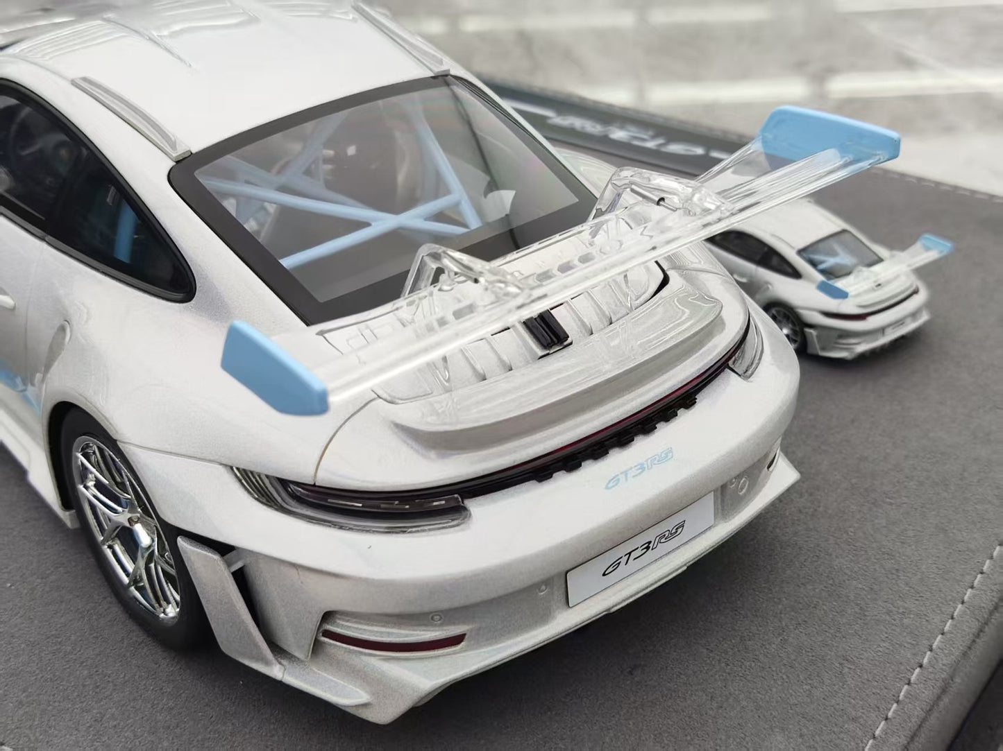 TIMOTHY&PIERRE 1/18 Porsche 911 GT3 RS Sonderwunsch Colorful White/Blue TP187