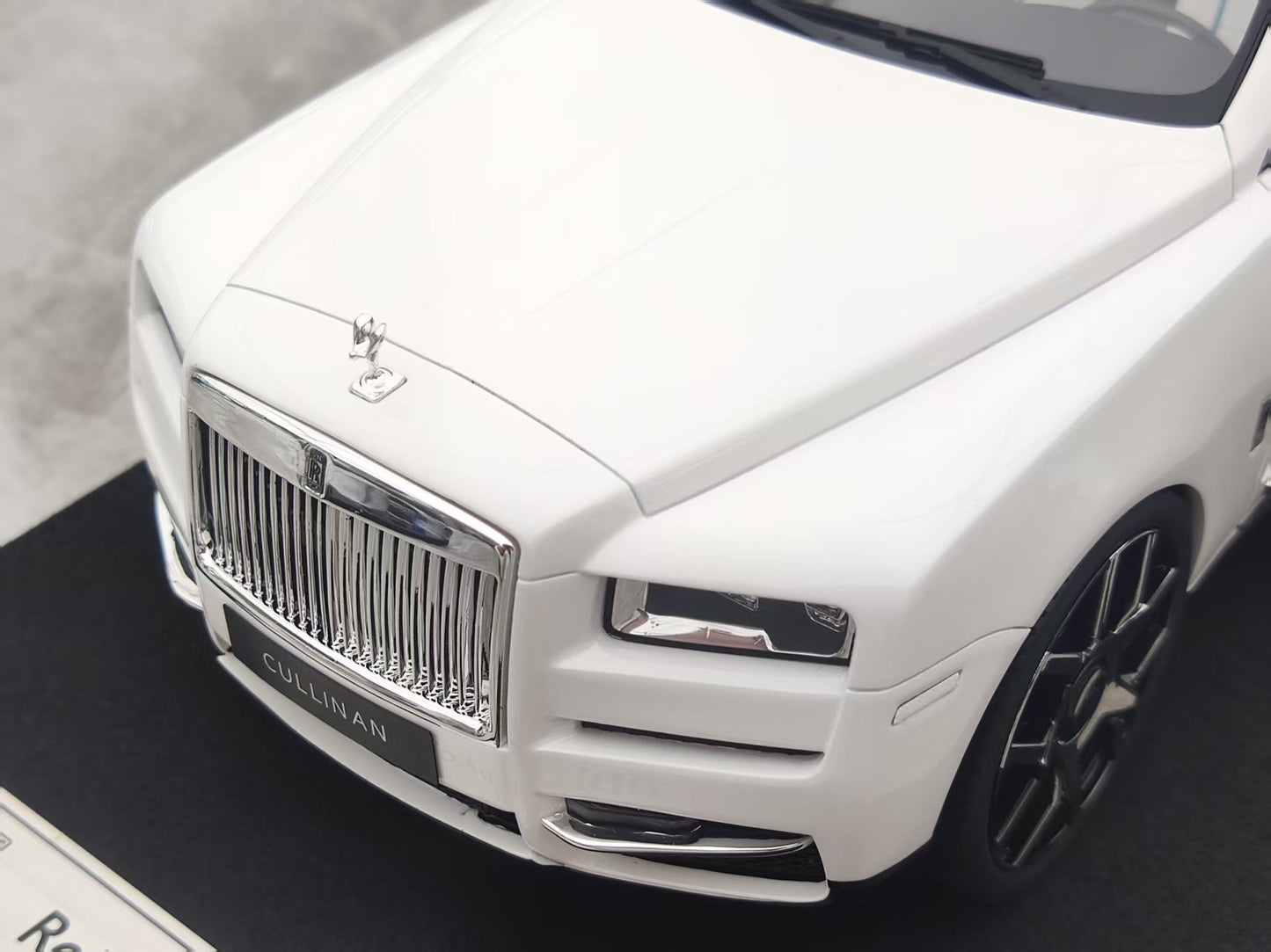 GL 1/18 Rolls-Royce Cullinan Red and White Resin Model JS-GL037