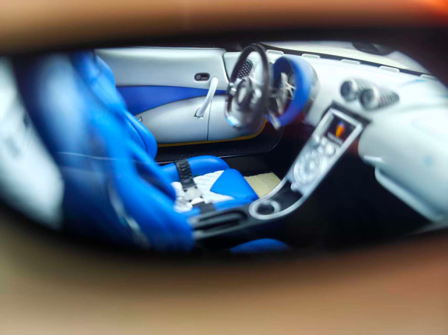 FRONTIART 1/18 Koenigsegg Agera S White with Blue Stripes FA178