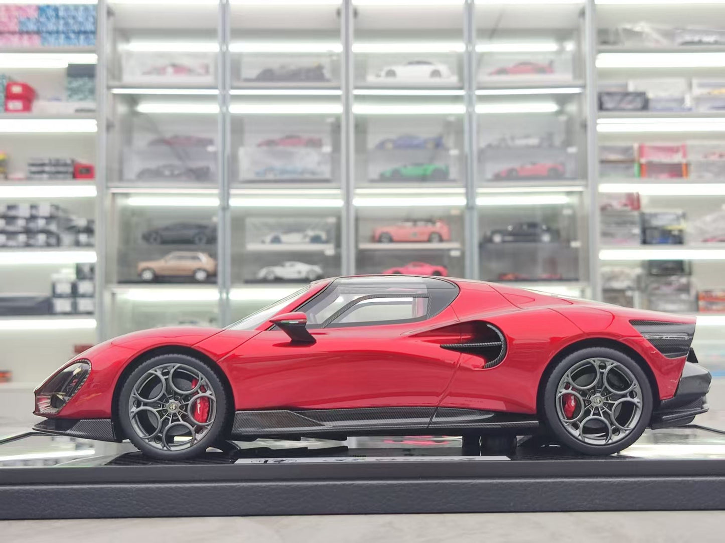 BBR 1/18 Alfa Romeo 33 Stradale Carbon Base Red Car Model P18264ACH