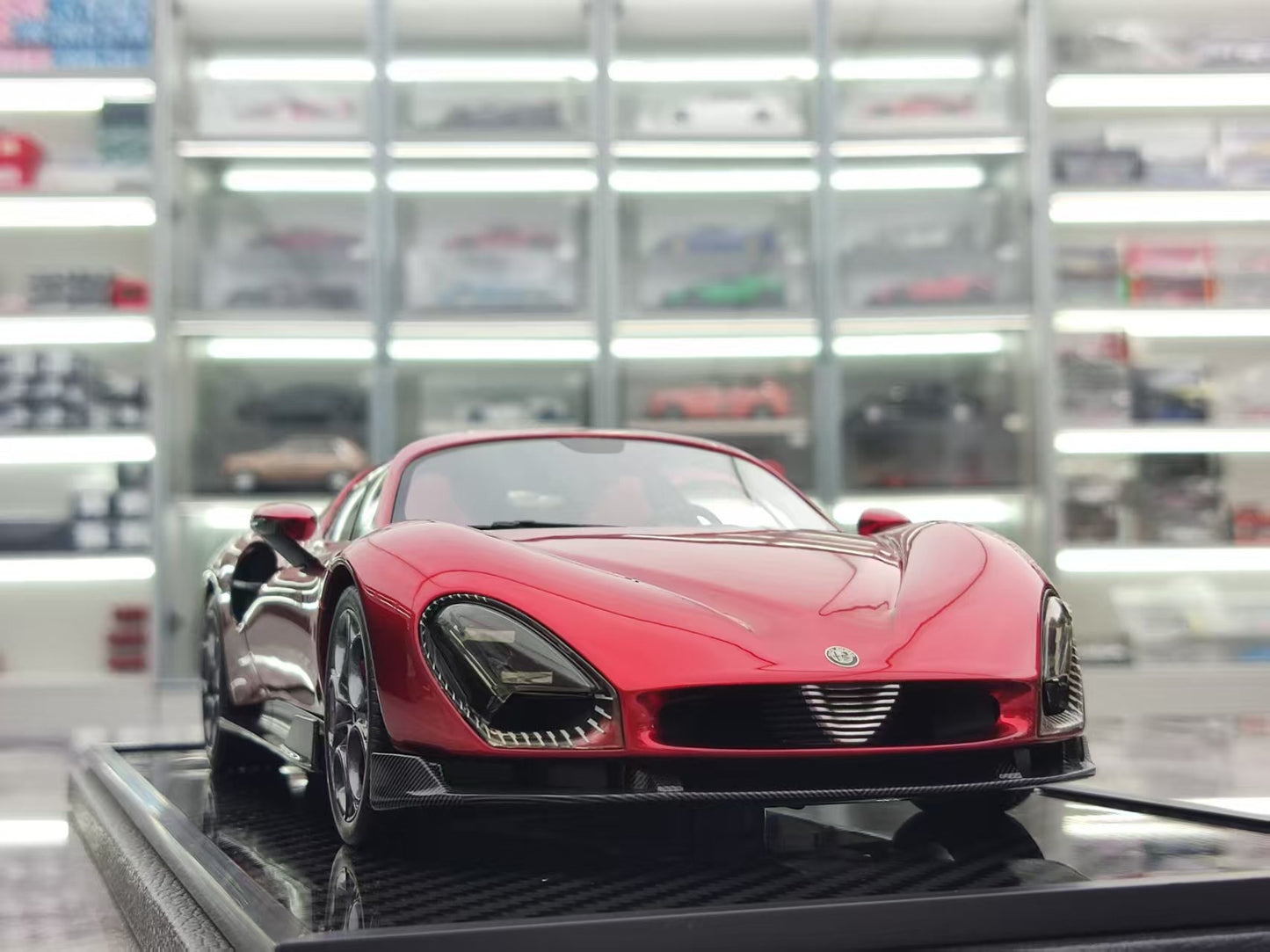 BBR 1/18 Alfa Romeo 33 Stradale Carbon Base Red Car Model P18264ACH