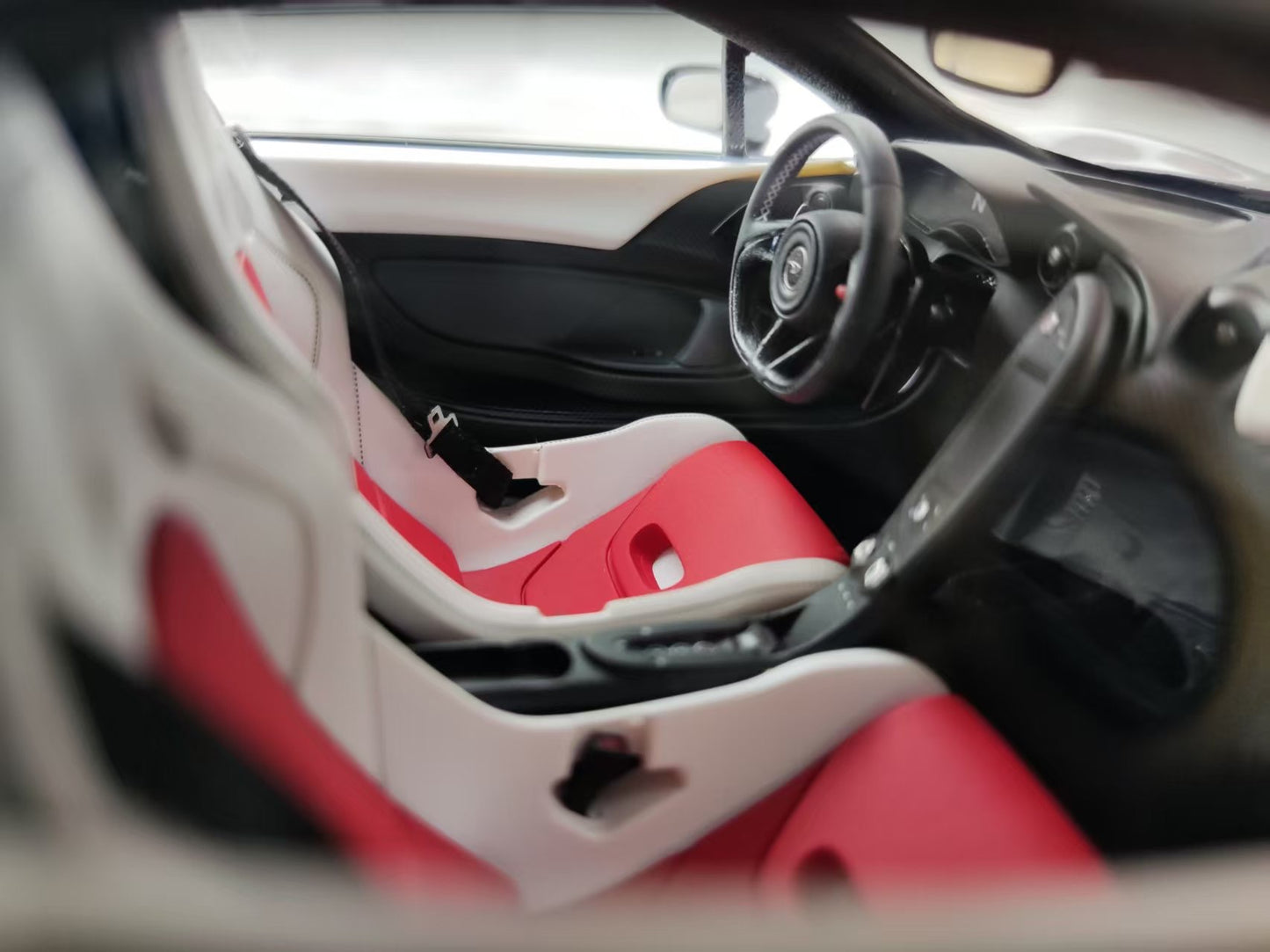 DINOMODEL 1/18 McLaren P1 Carbon Sole Pearl Silver DMP002