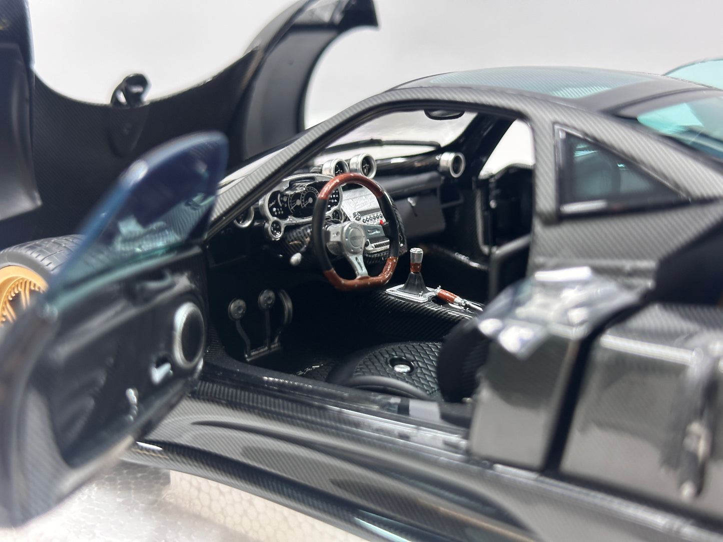 AR 1/18 Pagani Zonda F - 2005 Model - Matte Carbon Black with Red Stripes 850411001