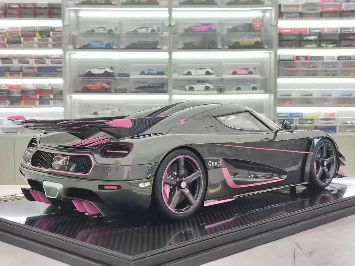 FA 1/8 Koenigsegg ONE:1 Carbon Powder High-end Car Model Ornament FA069