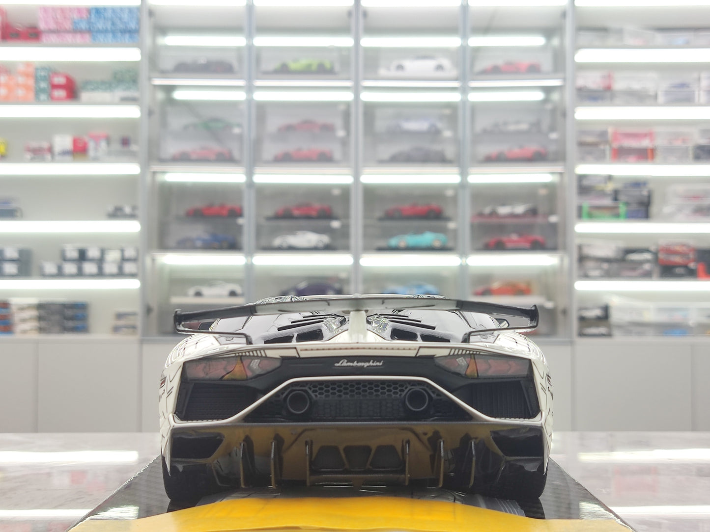 RUNNER 1/18 Lamborghini SVJ Luminous Model Car Collectible JM-RNR039