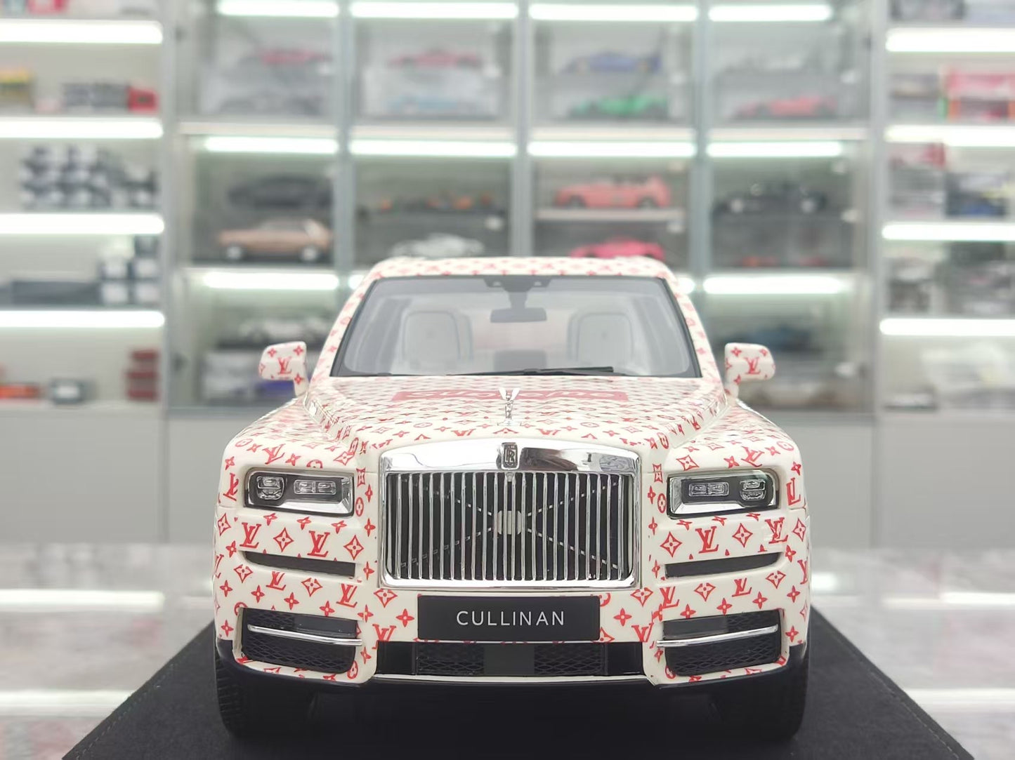 GL 1/18 Rolls-Royce Cullinan Resin Model JS-GL034