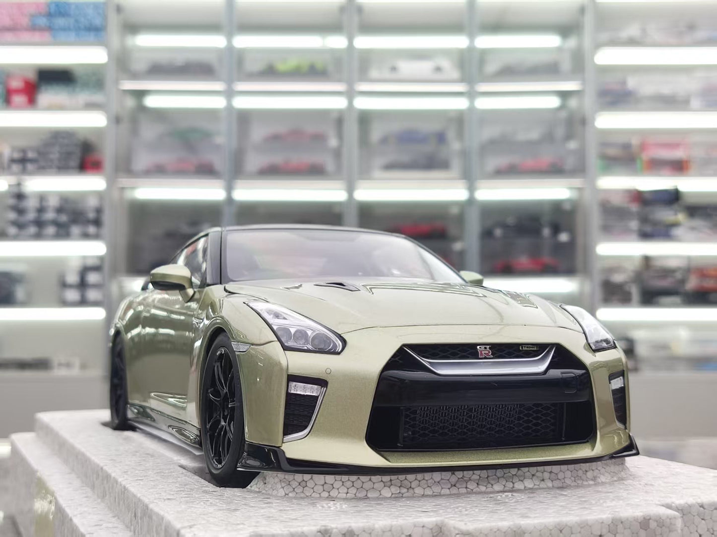 MOTORHELIX 1/18 Nissan GT-R (R35) Track Edition Engineered by NISMO T-Spec, Emerald Green, Model Car Decoration MH310