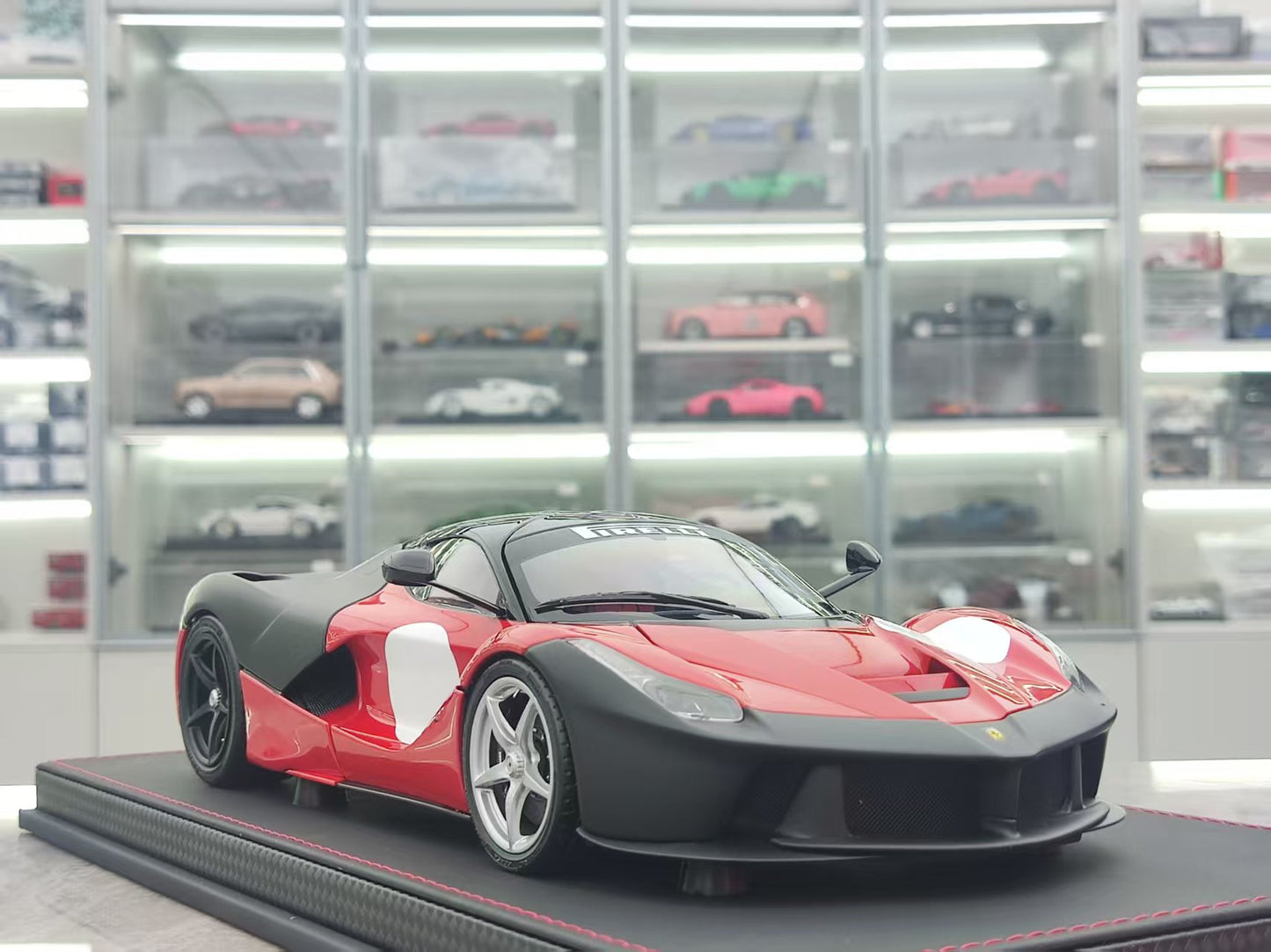 BBR 1/18 Ferrari Laferrari Test Fiorano Red/Matte Black BBR182236ST