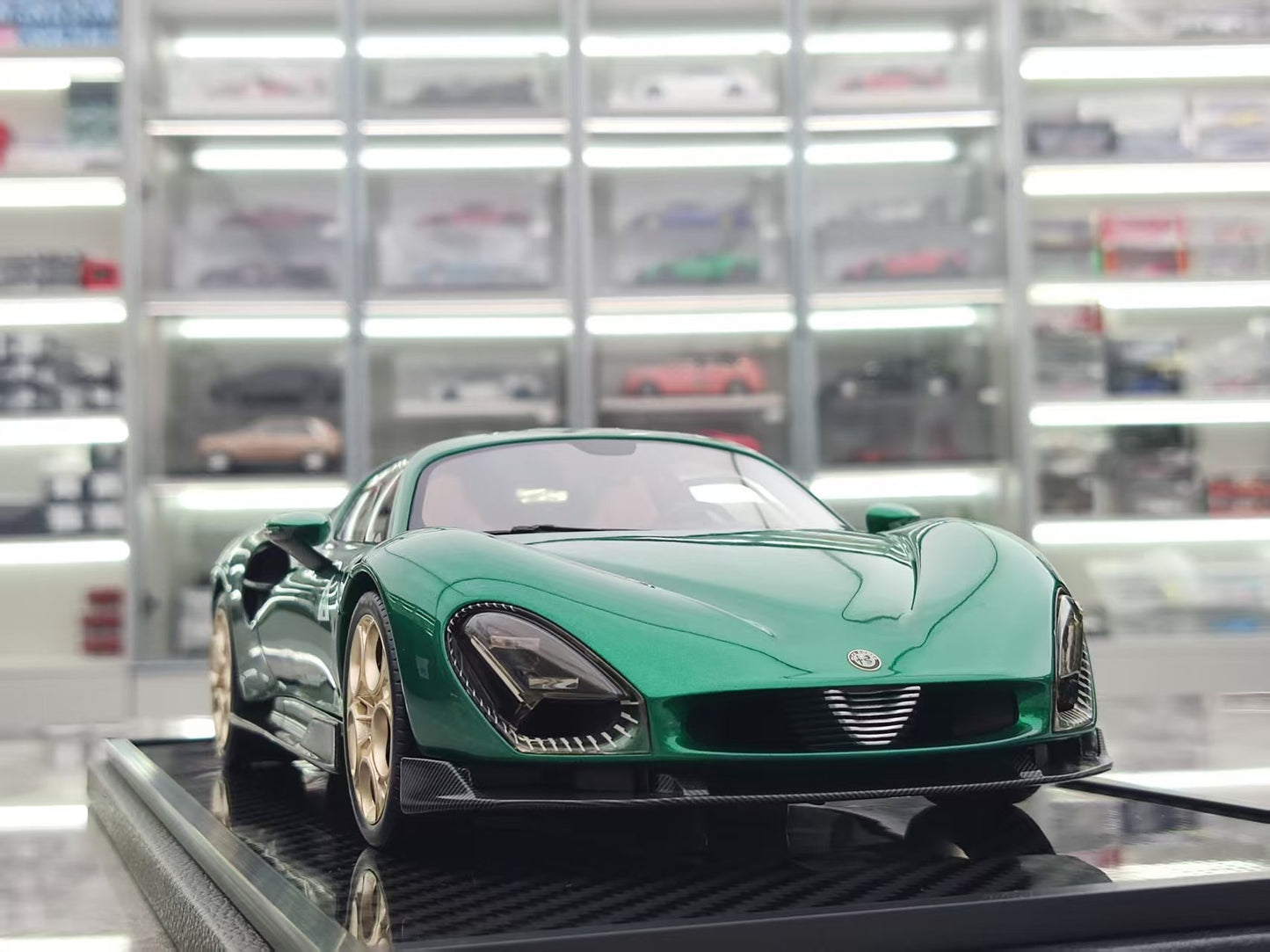 BBR 1/18 Alfa Romeo 33 Stradale Carbon Base Green Car Model P18264DCH