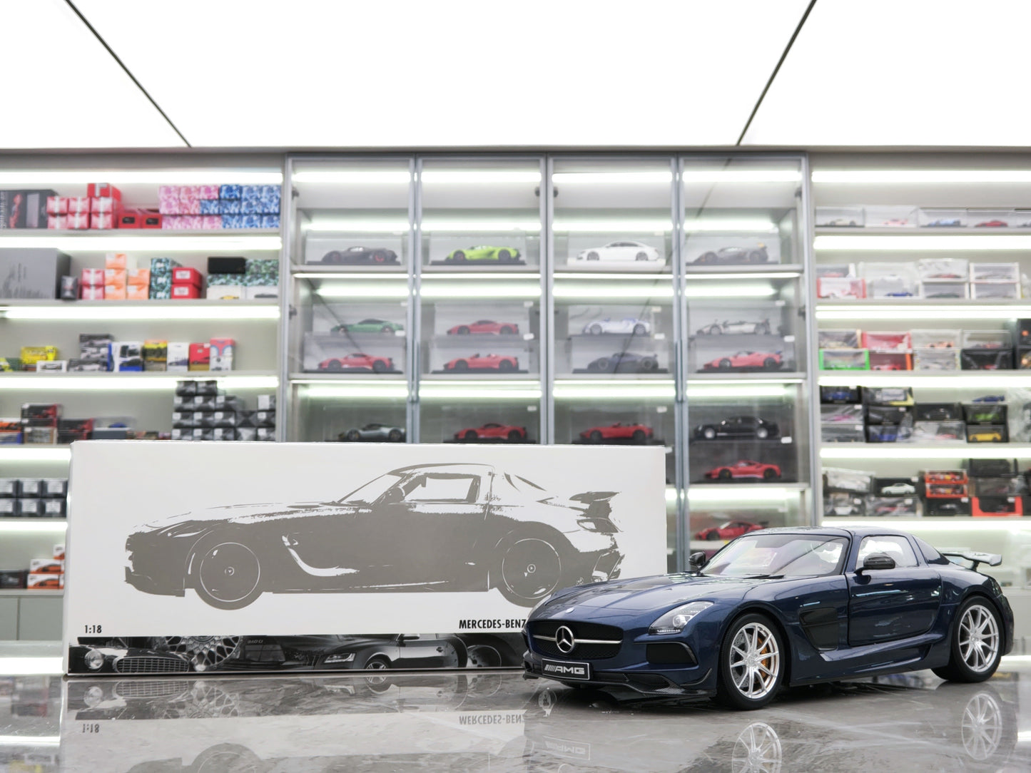 Minichamps 1/18 Mercedes-Benz SLS Metallic Blue Alloy Car Model 110033026