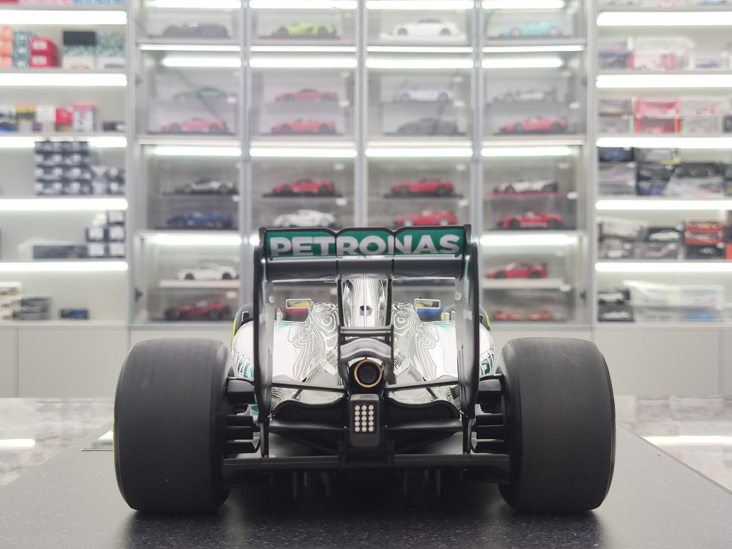 MINICHAMPS 1/12 Mercedes AMG PETRONAS F1 Team W05 Lewis Hamilton World Champion 2014 Silver-Green Simulation Car Model 127140444