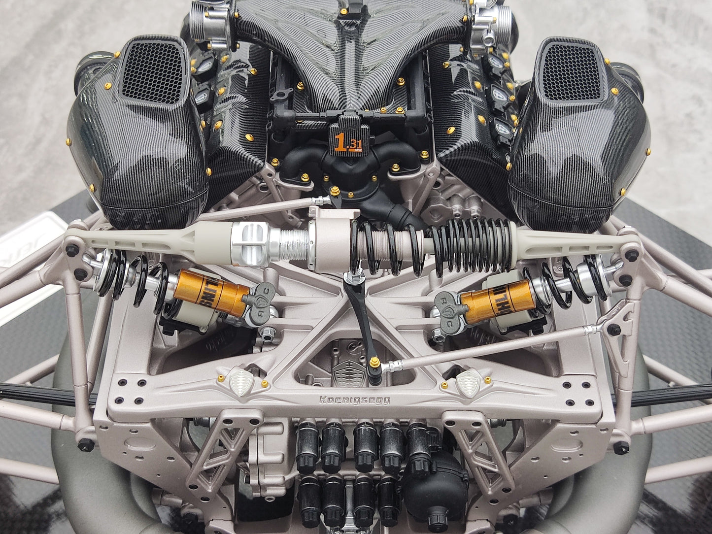 FRONTIART 1/6 Koenigsegg Jesko Engine Black Green FA087