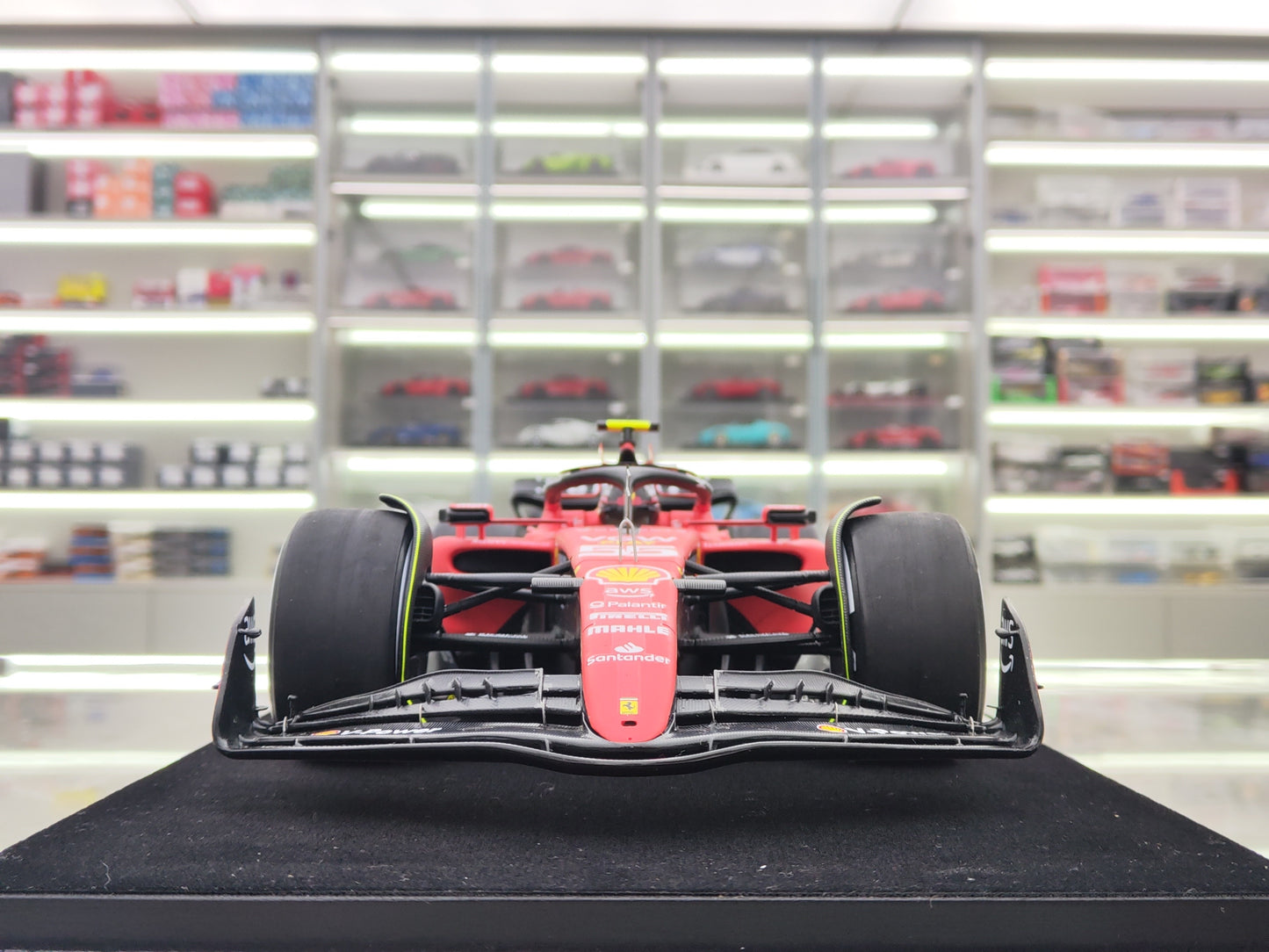 Looksmart 1/18 Ferrari SF-23 2023 Singapore Race #55 Red F1 Model Car LS18F1054