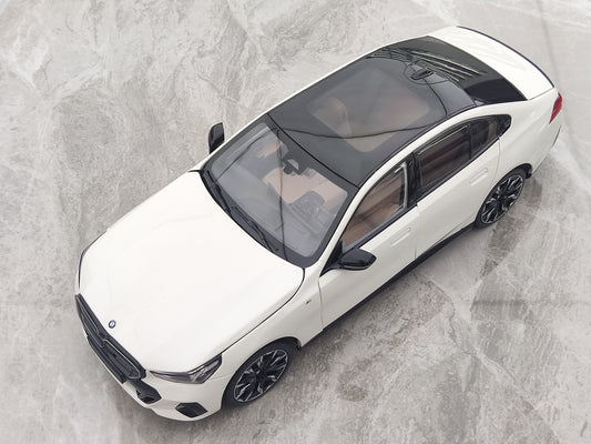 MINICHAMPS 1/18 BMW i5 Metallic White New Energy Vehicle Model 110023402