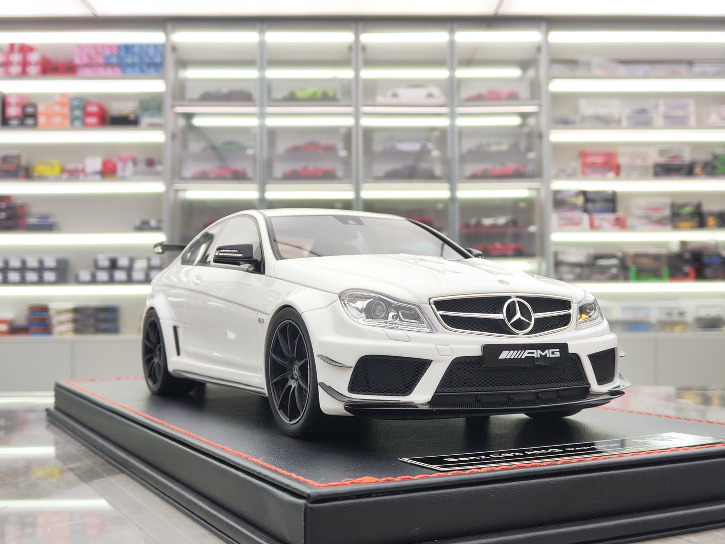 NA 1/18 Mercedes Benz C63 AMG Nigra Serio Rezina Modelaŭto NA004