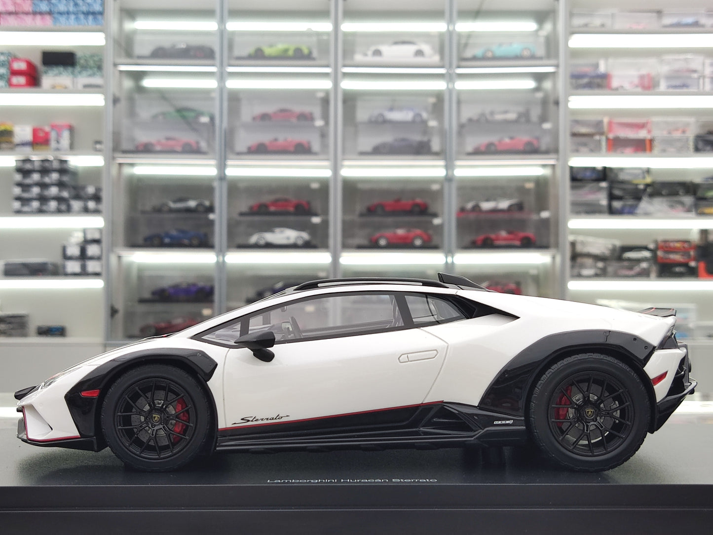 TOPSPEED 1/18 Lamborghini Huracan Sterrato White Car Model TS0610