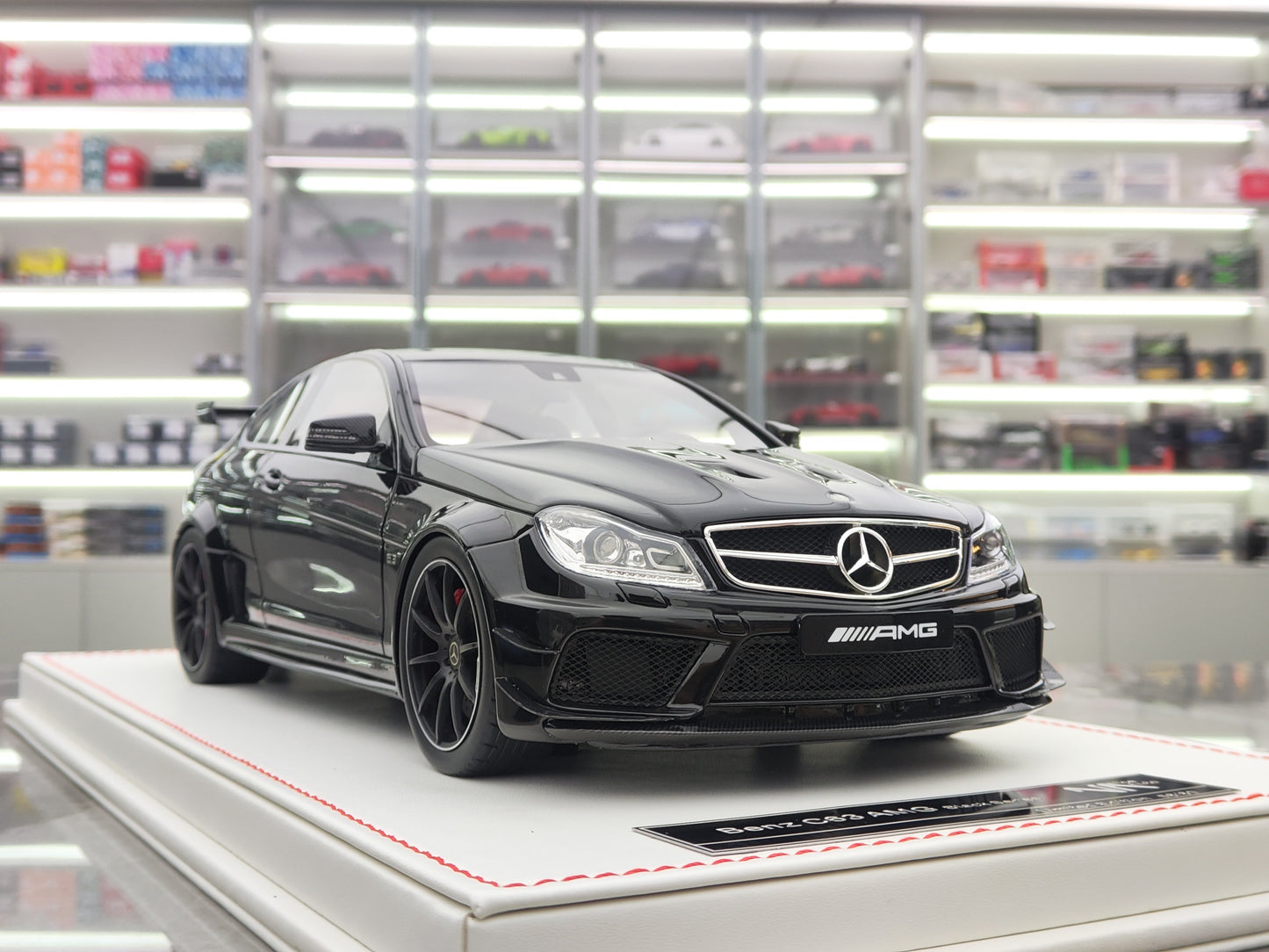 NA 1/18 Mercedes Benz C63 AMG Nigra Serio Rezina Modelaŭto NA004