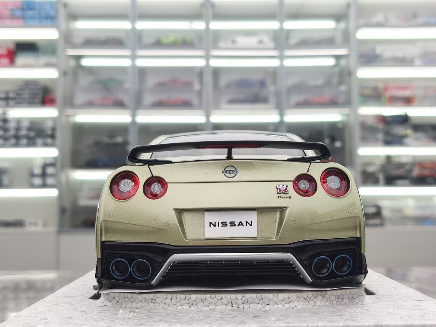 MOTORHELIX 1/18 Nissan GT-R (R35) Track Edition Engineered by NISMO T-Spec, Emerald Green, Model Car Decoration MH310