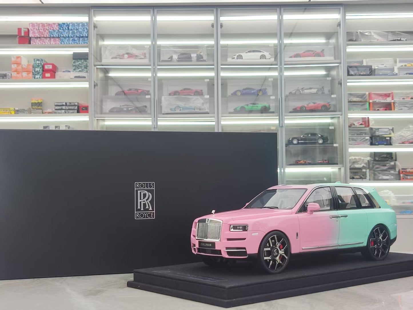 GL 1/18 Rolls-Royce Cullinan Pink and Green Resin Model JS-GL036