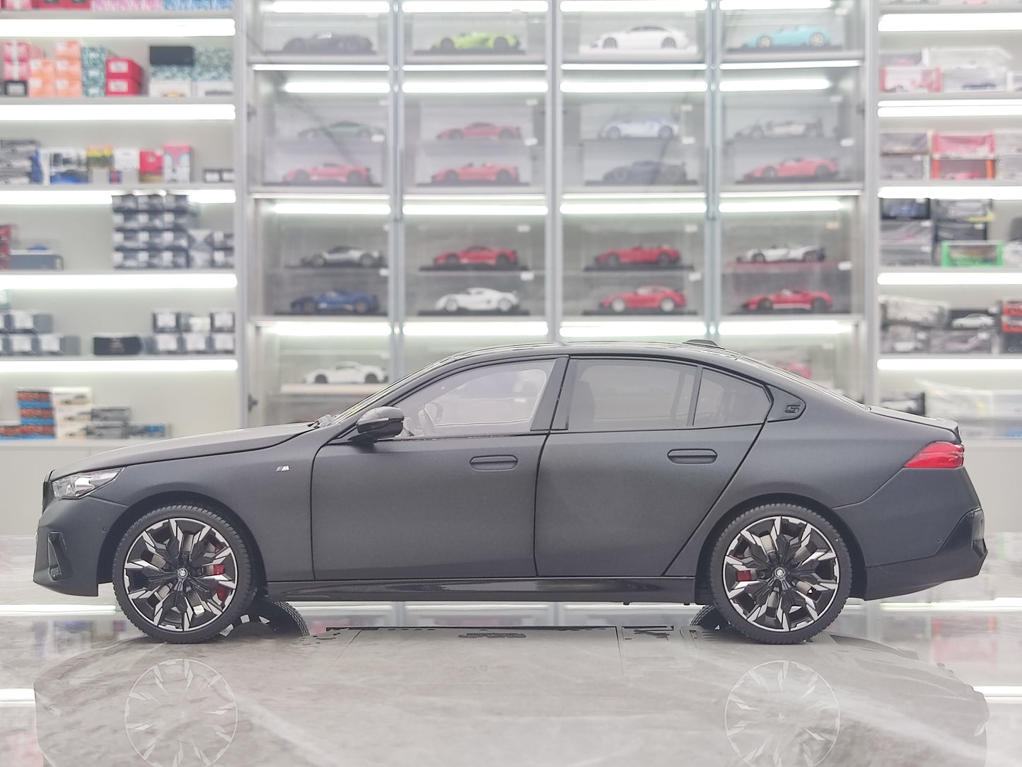 MINICHAMPS 1/18 BMW i5 Metallic Gray Simulation Alloy Car Model 110023401