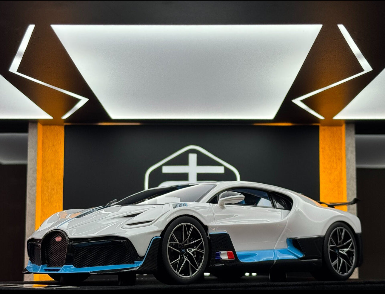 HH Model 1/18 Bugatti Divo Snow Mountain White HH508
