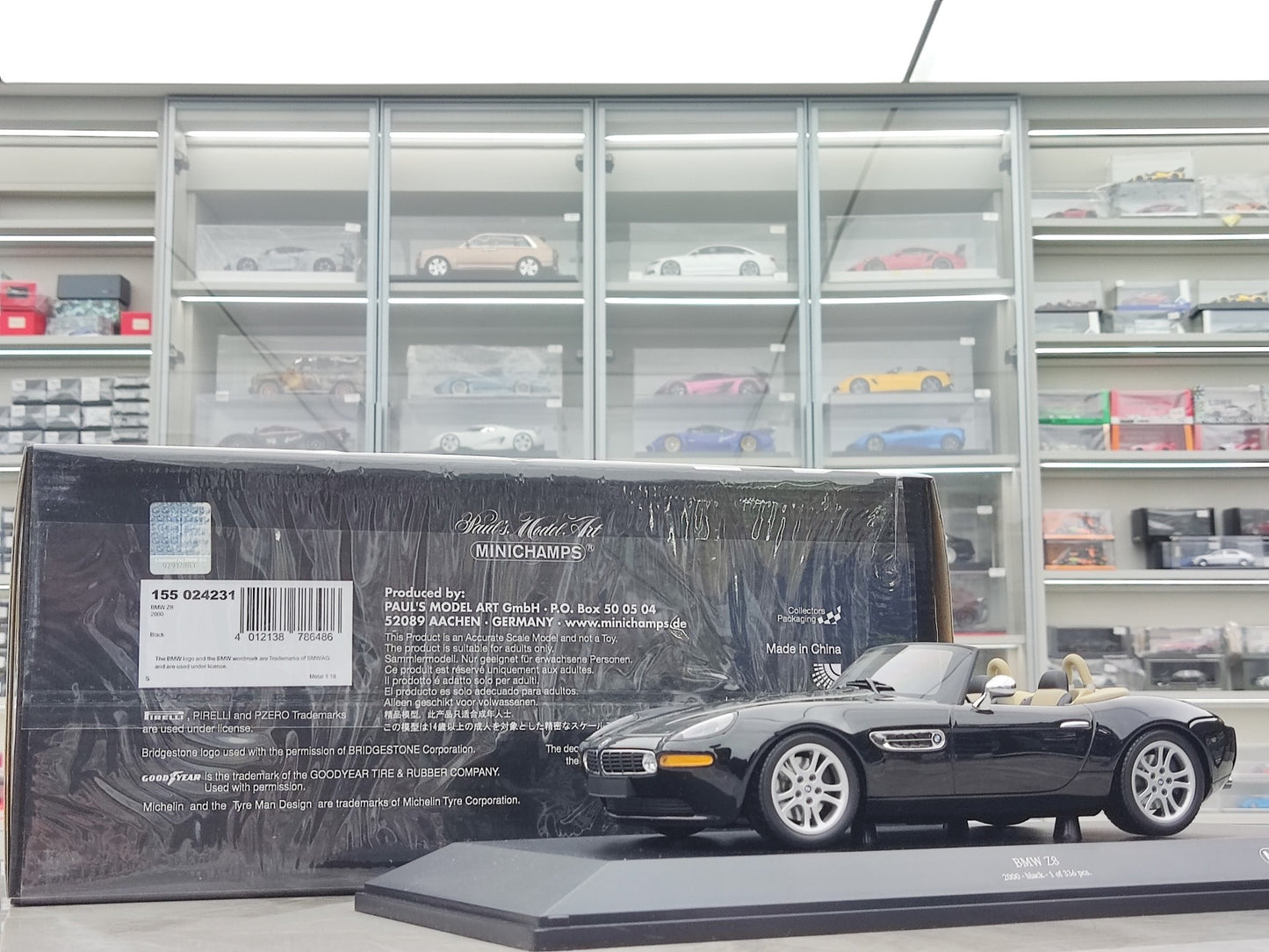 MINICHAMPS 1:18 BMW Z8 Roadster (2000) – Black 155024231