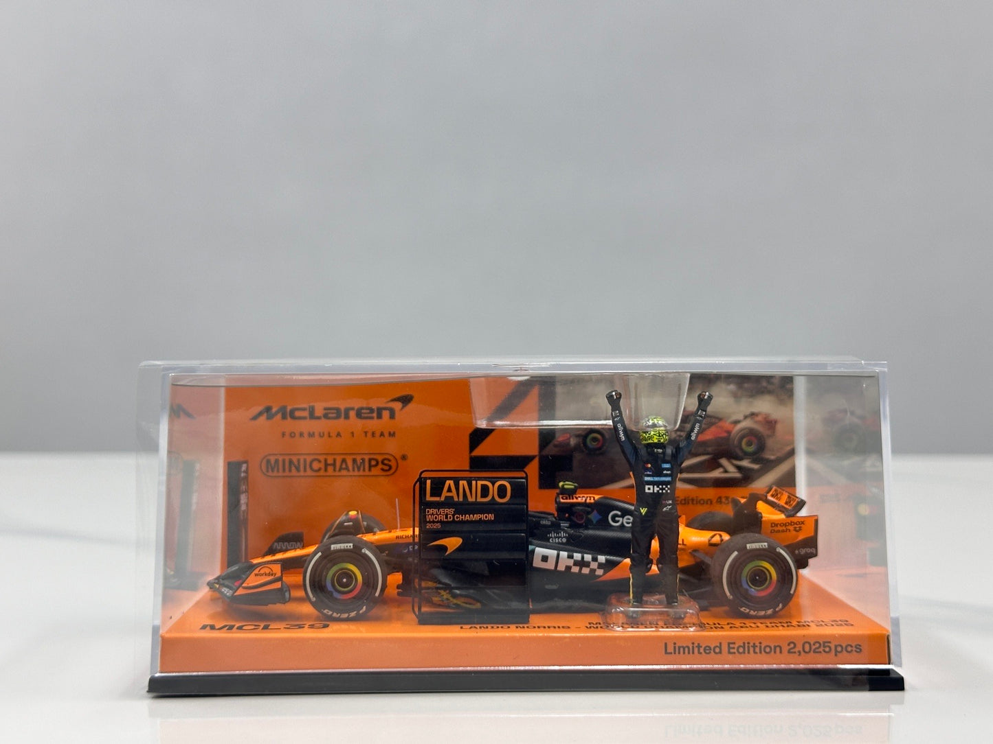 MINICHAMPS 1/43 McLaren F1 Team MCL39 - Lando Norris 2025 (includes driver figure and two pit boards; black and orange livery) 537256604