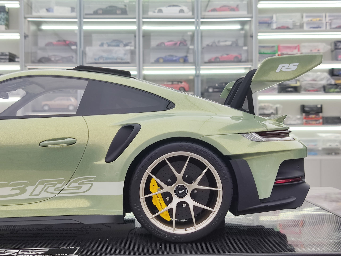 Dino Model 1/8 Porsche 992 GT3RS PR555P