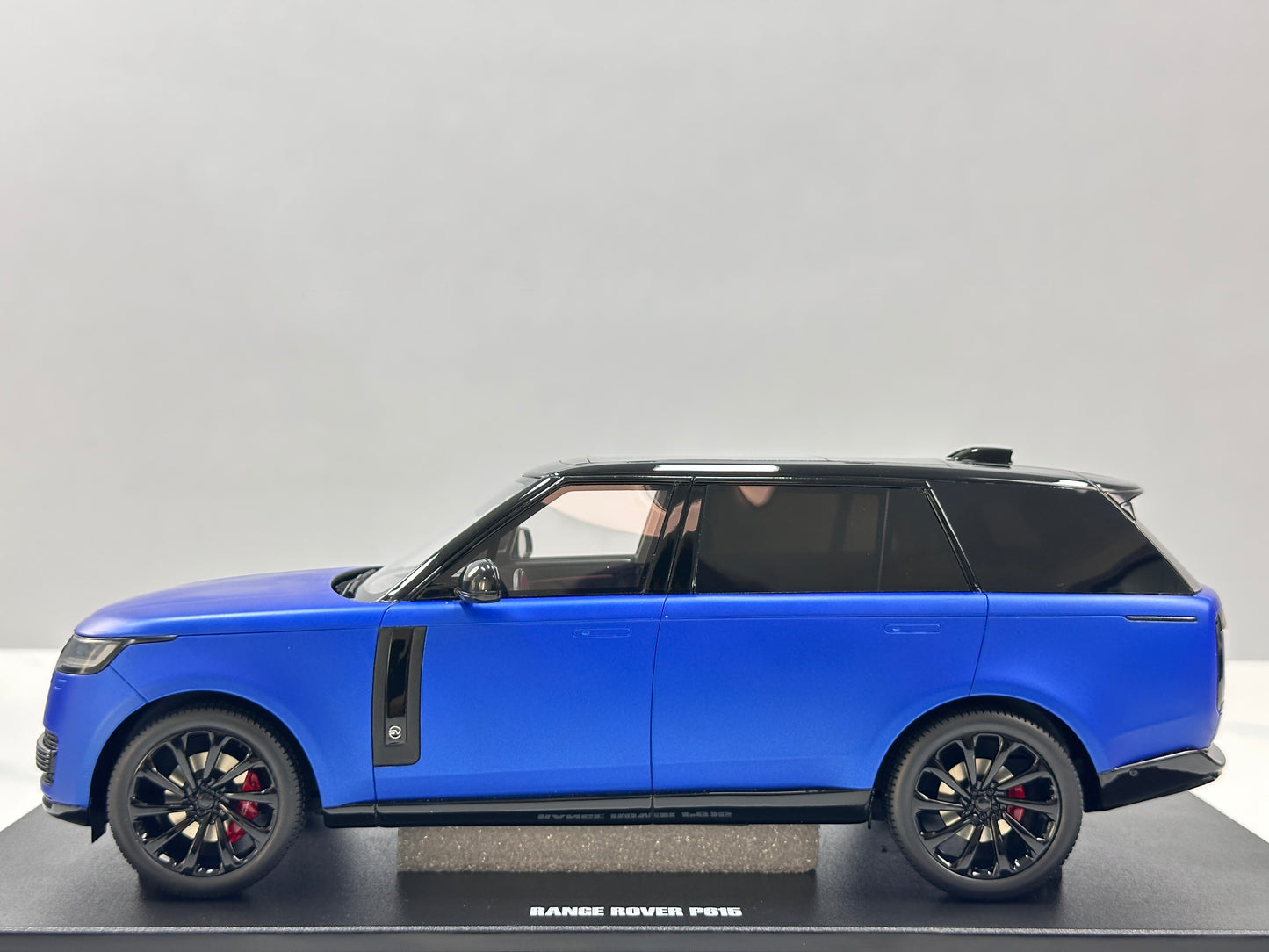 GT Spirit 1/18 Land Rover Range Rover P615 SV Blue GT540