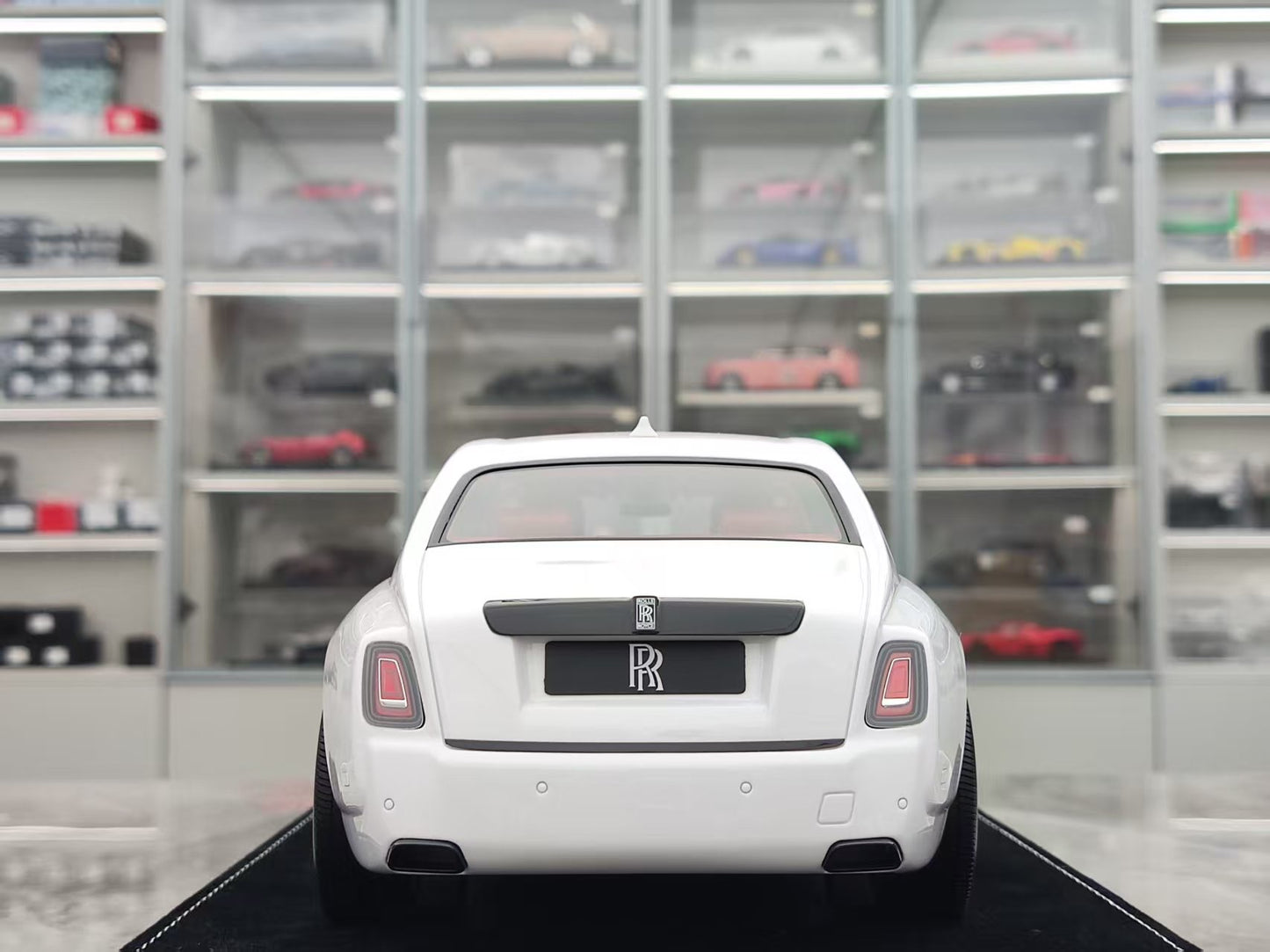 HH Model 1/18 Rolls-Royce Phantom Series II Black and White Panda Colorway HH537