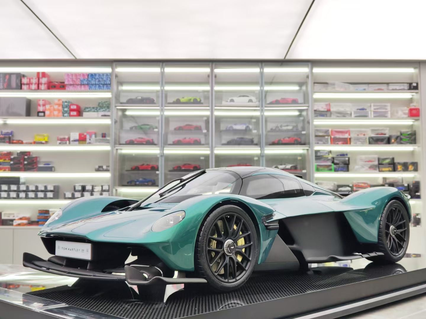 Amalgam 1/8 Aston Martin Valkyrie Green Resin High-End Model Car Collectible M6302-SC1