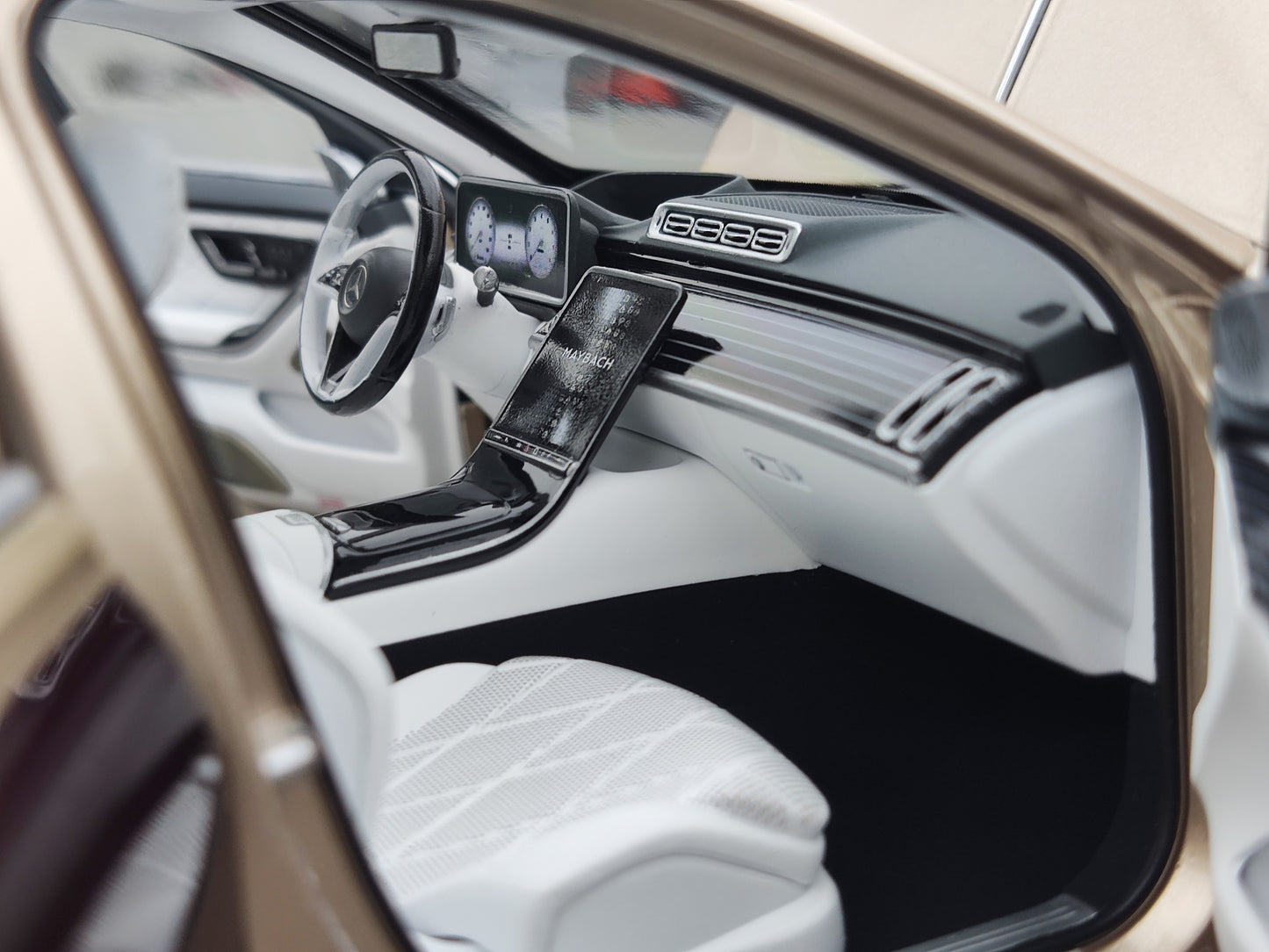 Almost Real 1/18 Mercedes-Maybach S-Class, Kalahari Gold/Tourmaline Red, 820122B