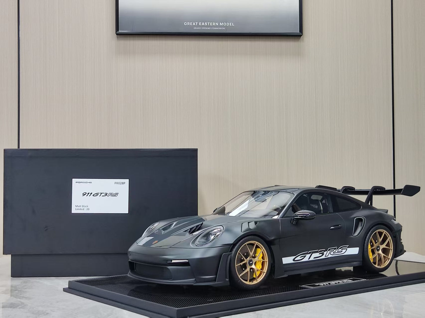 DINOMODEL 1/8 Porsche 992 GT3 RS – Matte Black (PR028P)