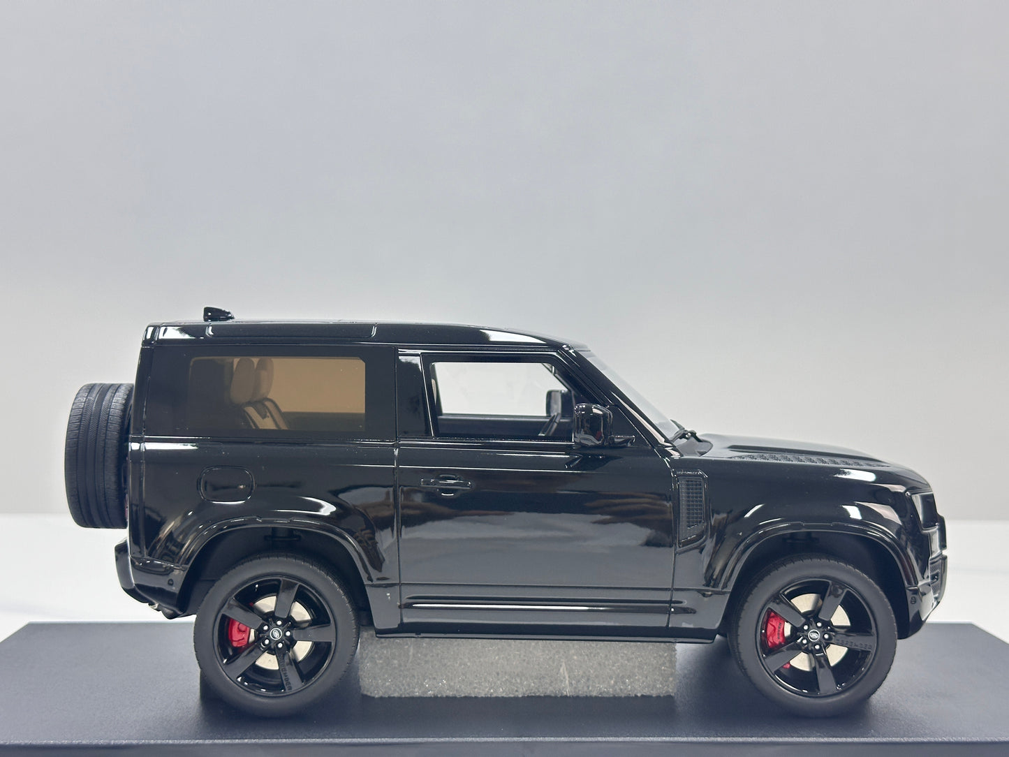 GT Spirit 1/18 Land Rover Defender 90 Black GT992