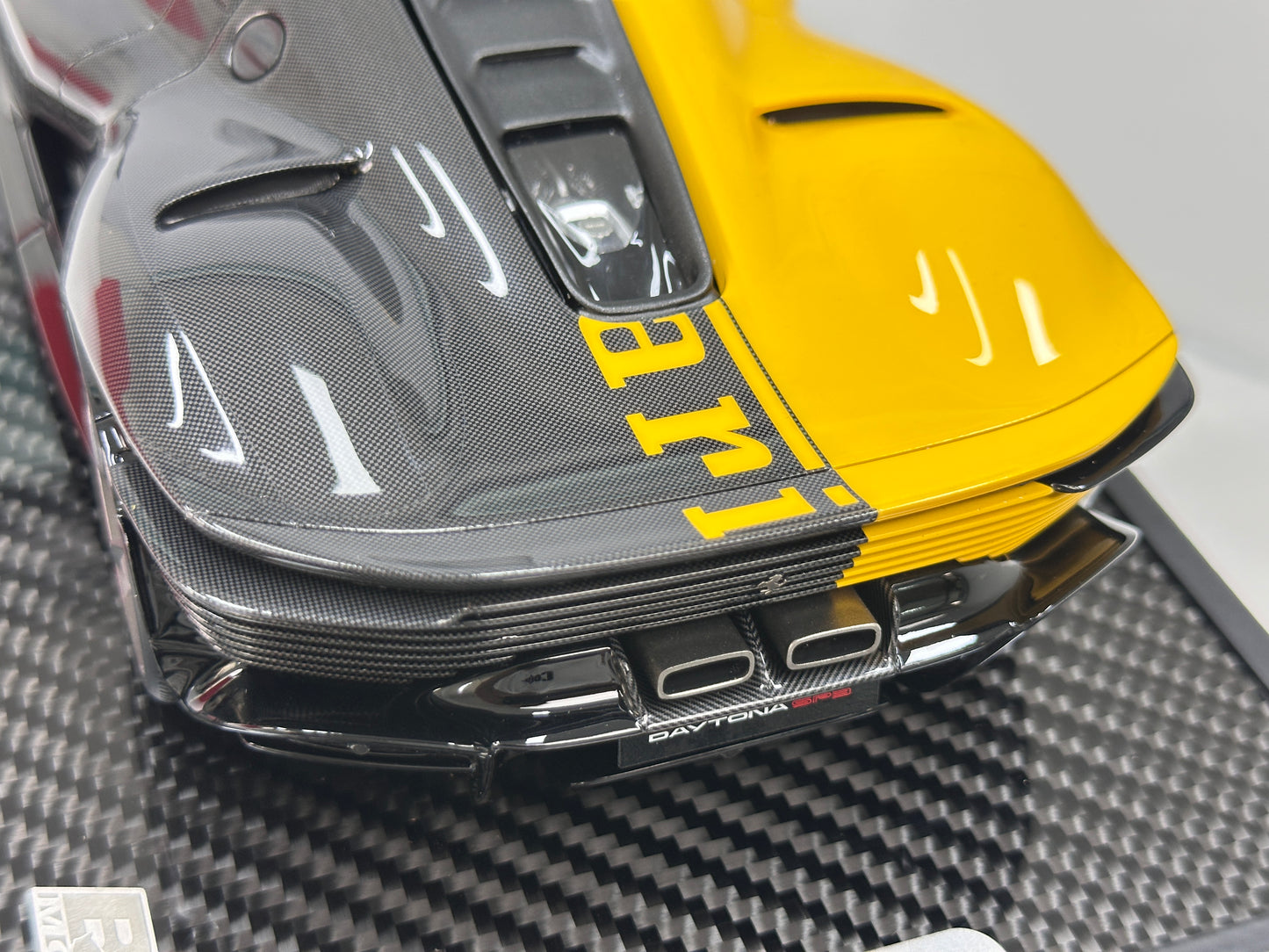 BBR 1:18 Ferrari Daytona SP3 (Red Box Edition) – Modena Yellow + Black Carbon Fiber (P18224TMOCH)