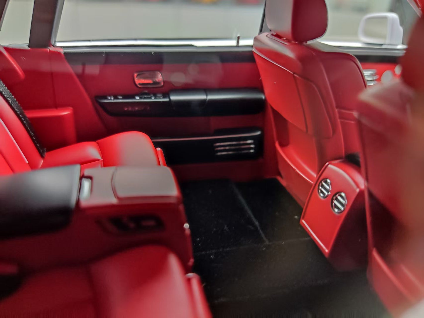 HH Model 1/18 Rolls-Royce Phantom Series II Black and White Panda Colorway HH537