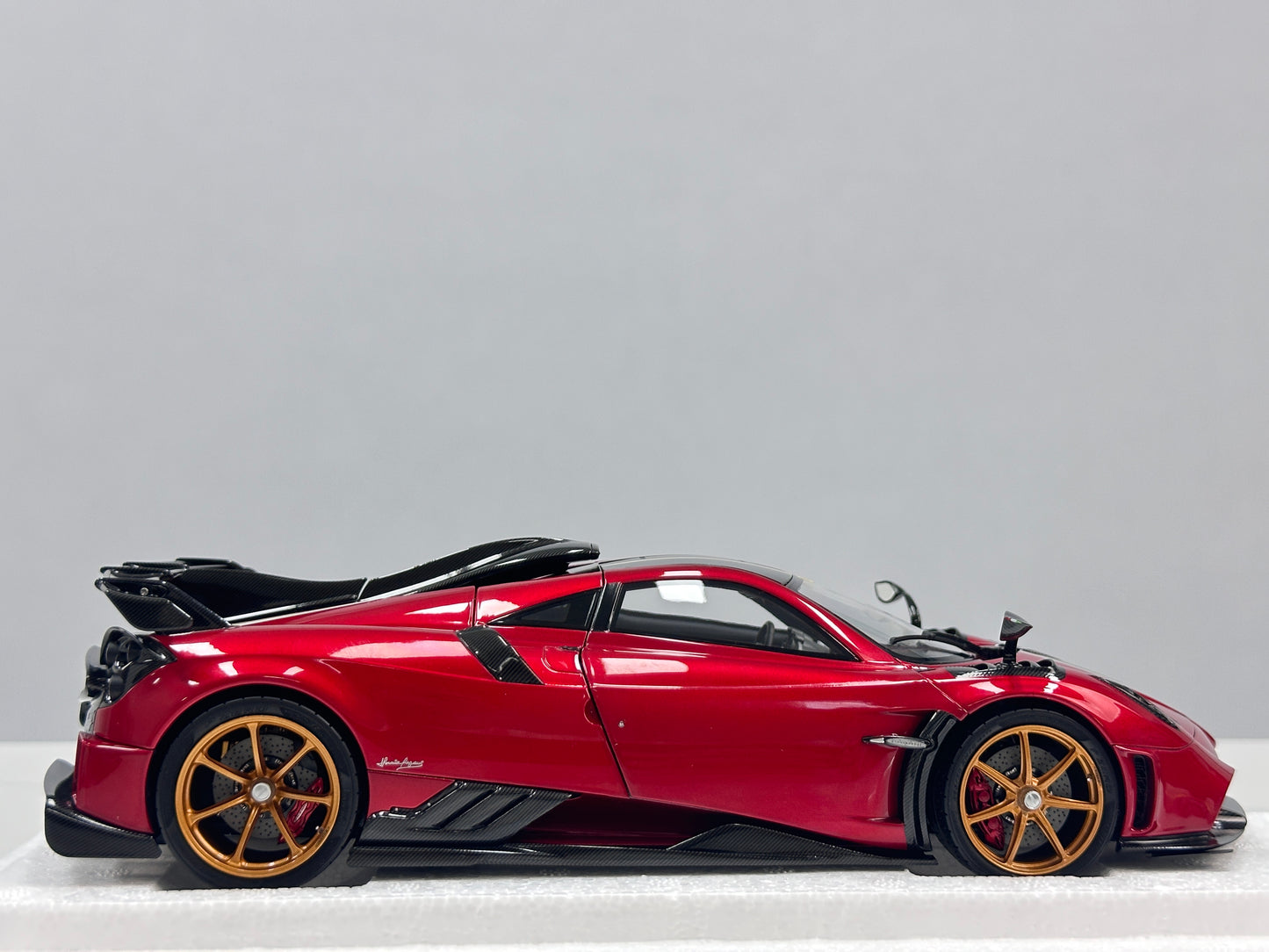 LCD 1/18 Pagani Imola Red LCD18023-RE