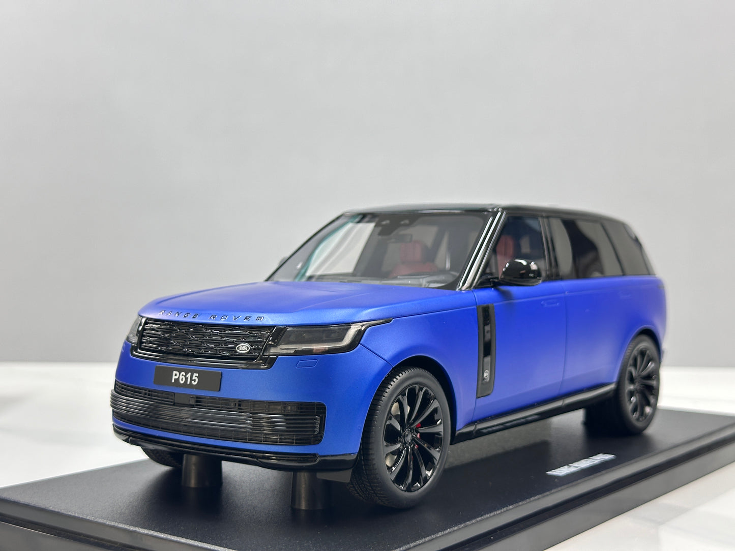 GT Spirit 1/18 Land Rover Range Rover P615 SV Blue GT540