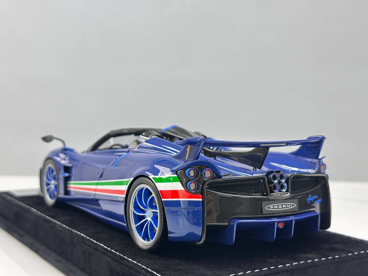 HH Model 1/18 Pagani Huayra Air Force Edition HH664