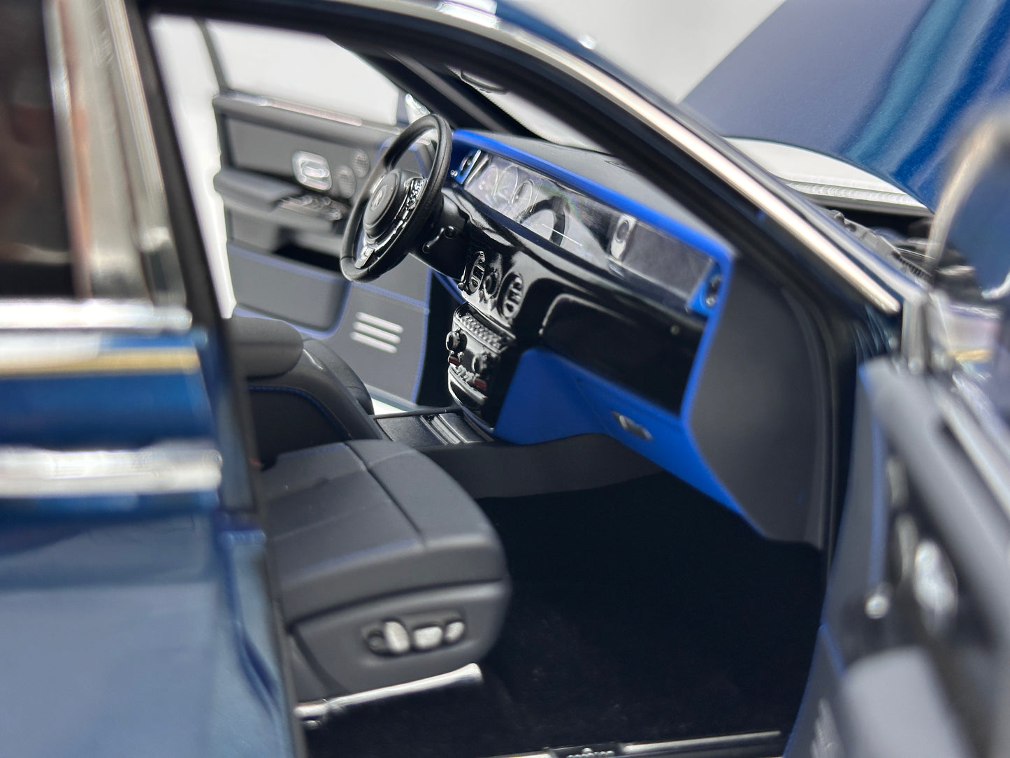ZP 1/18 Rolls-Royce Phantom VIII (Gold Badge / Leather Suitcase Edition) – Pikes Peak Blue (ZP118)
