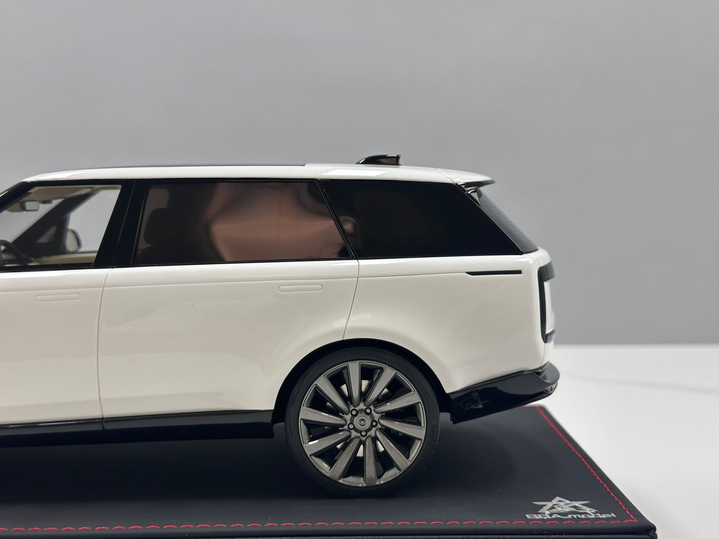 BBA MODEL 1/18 Land Rover Range Rover Autobiography Long Wheelbase White BBA070