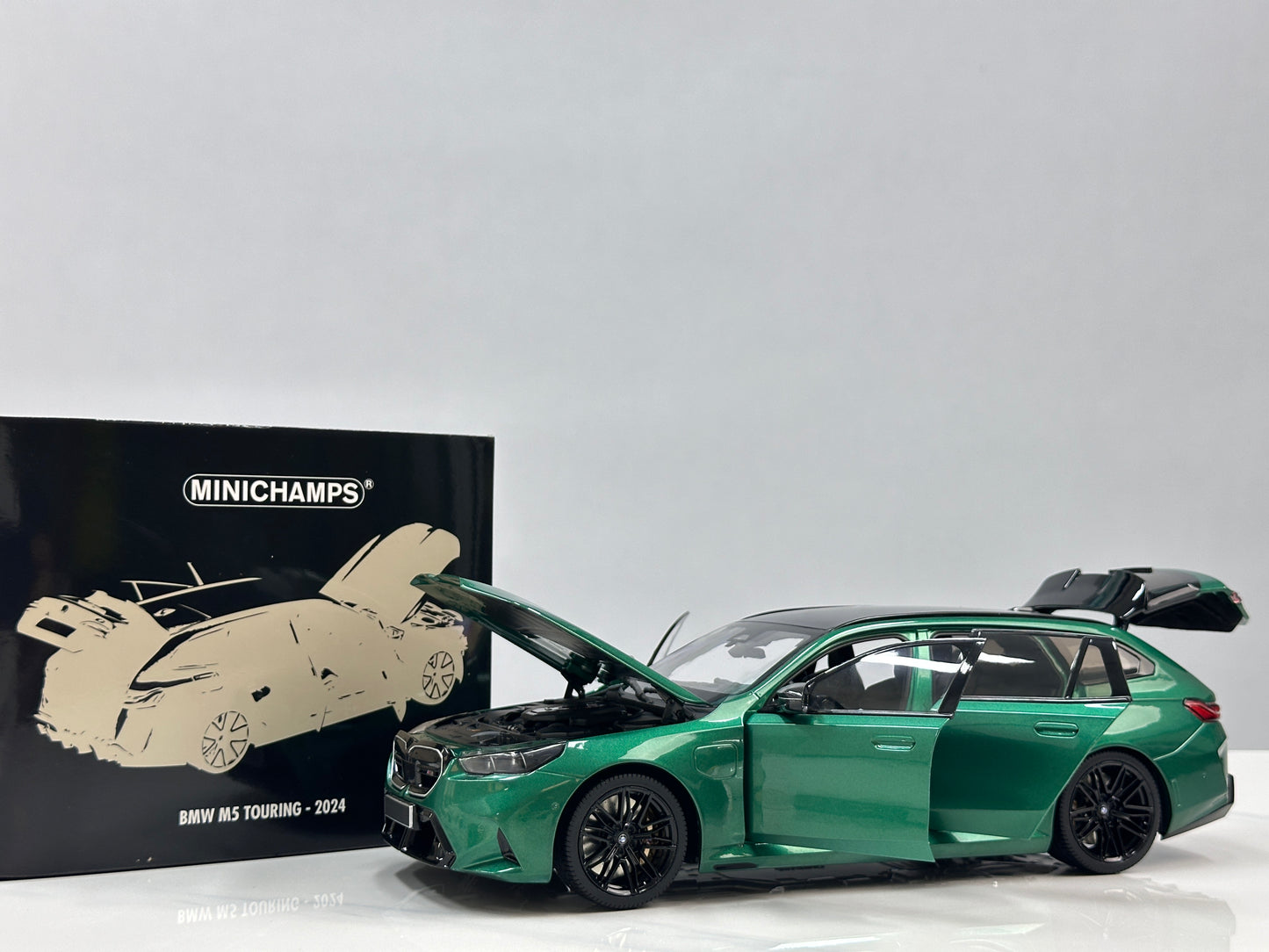 MINICHAMPS 1/18 BMW M5 Touring (2024) – Metallic Green (110023902)