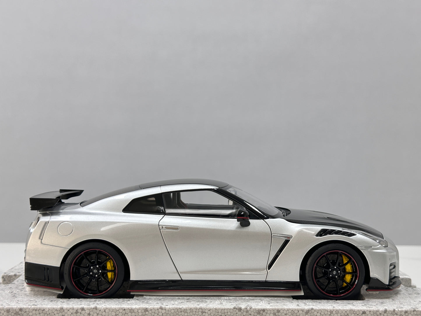 MOTORHELIX 1/18 Nissan GT-R NISMO (R35) Special Edition 2022 Ultimate Metallic Silver MH368