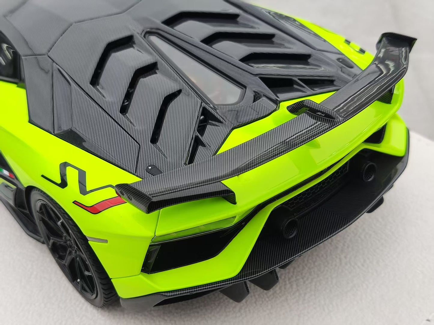 MAKEUP 1/18 Lamborghini Aventador SVJ Green EML025I