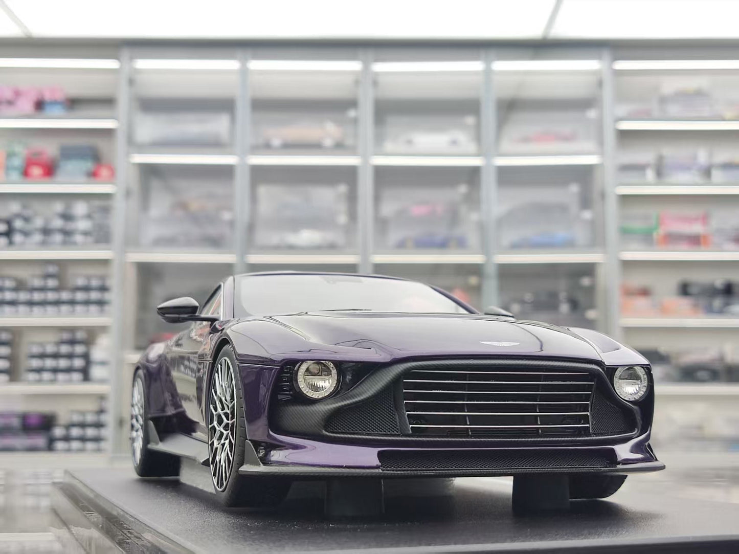 GT Spirit 1/18 Aston Martin VALOUR Purple GT944