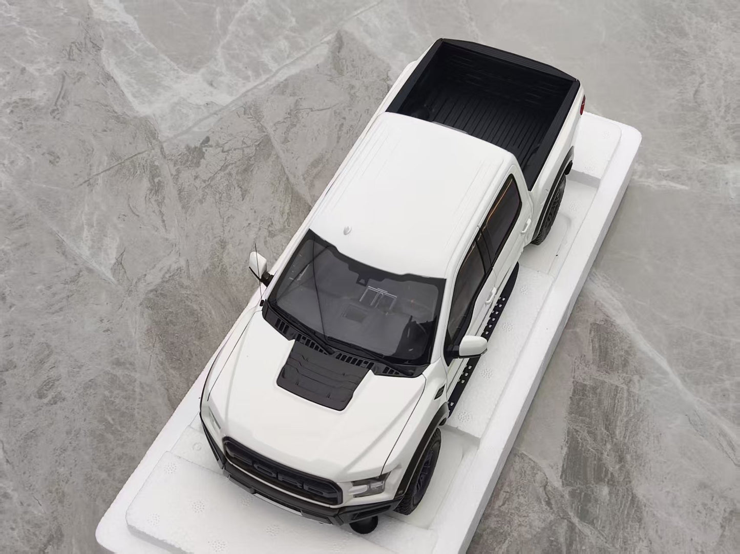 AUTO Art 1/18 Ford F-150 RAPTOR SUPERCREW 2019 White 72946